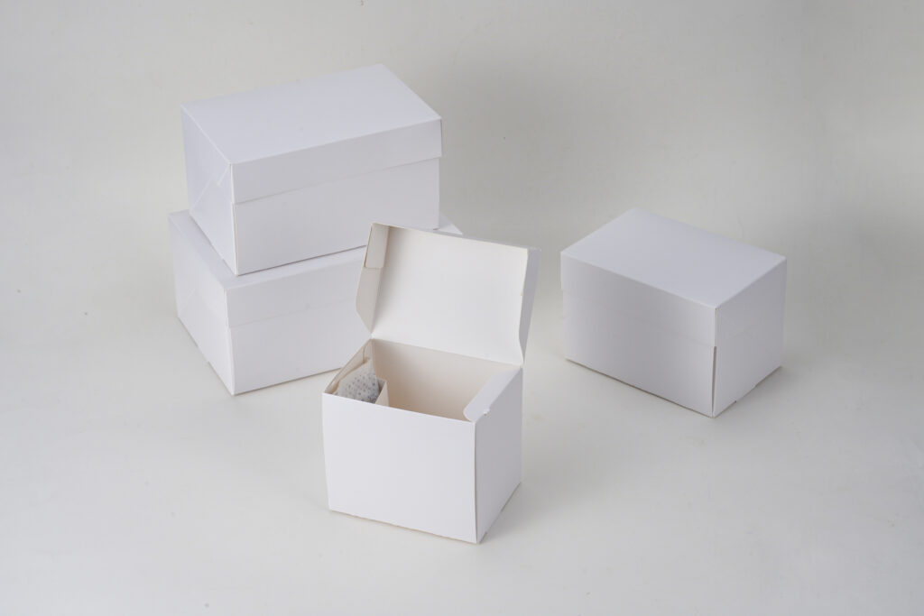 サイズの異なる白い紙製ケーキ箱