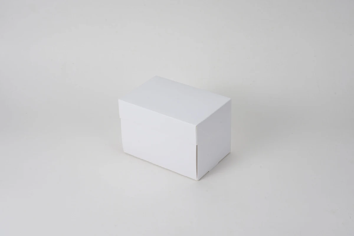 手提げなしのサイドオープンカットケーキ箱 3.5×5、白い箱の蓋を閉じた状態